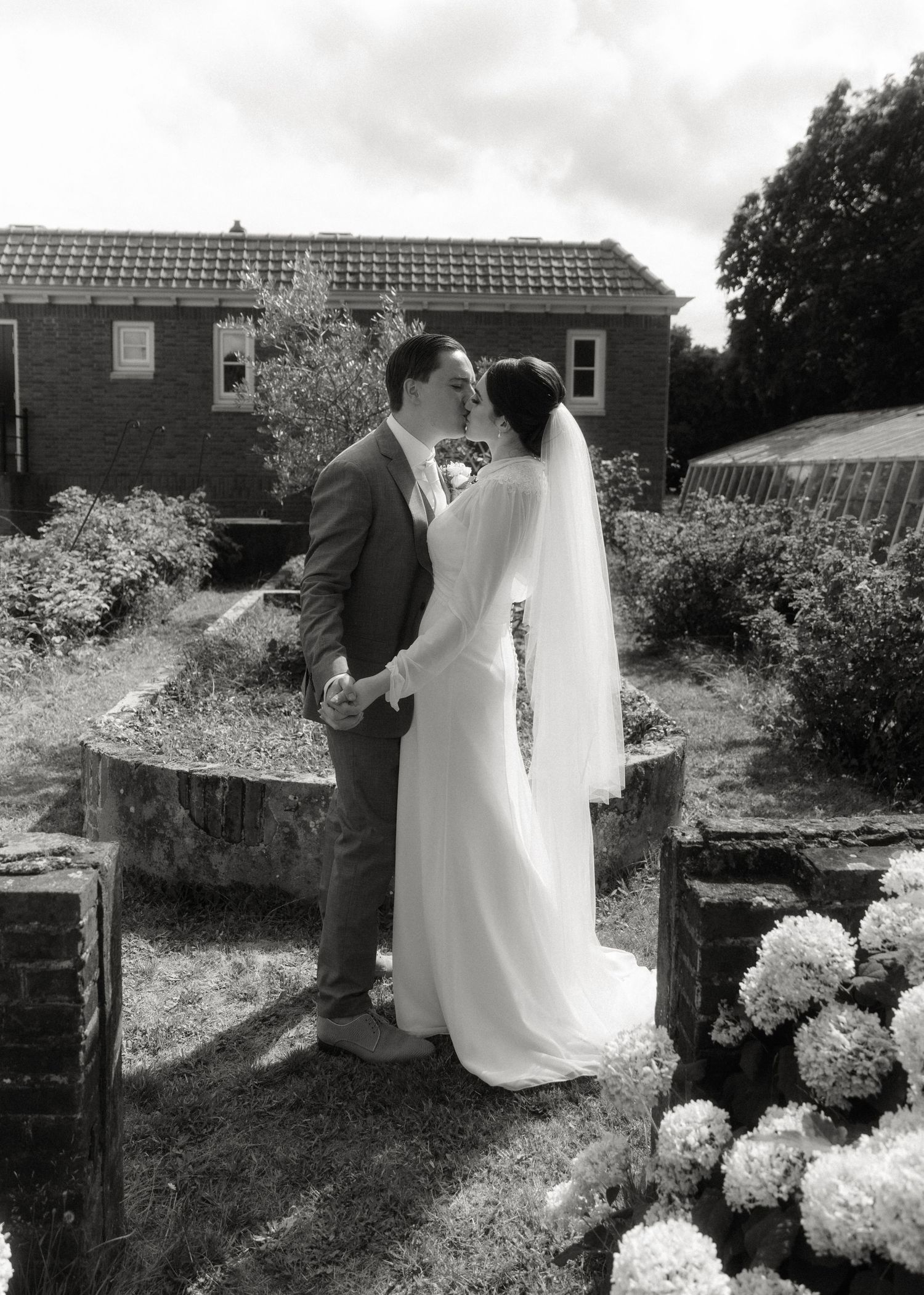 Bruid en bruidegom tijdens romantische fotoshoot in de natuur