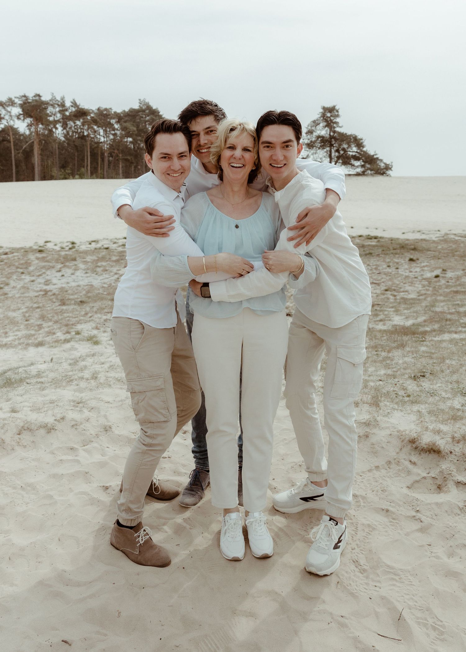 Tijdloze familiefotografie van drie generaties in Almelo en omgeving
