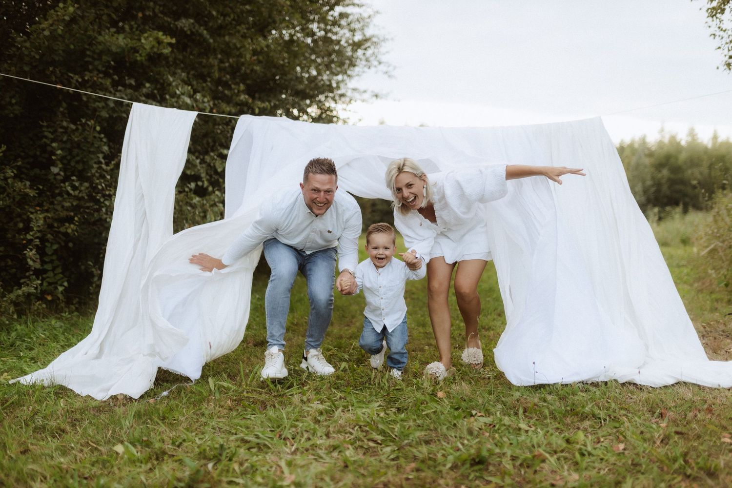 Leuke familieshoot bij Rochelli's Fotografie uit Almelo! Ontspannen sfeer samen met de familie. Foto's die je voor altijd bijblijven!