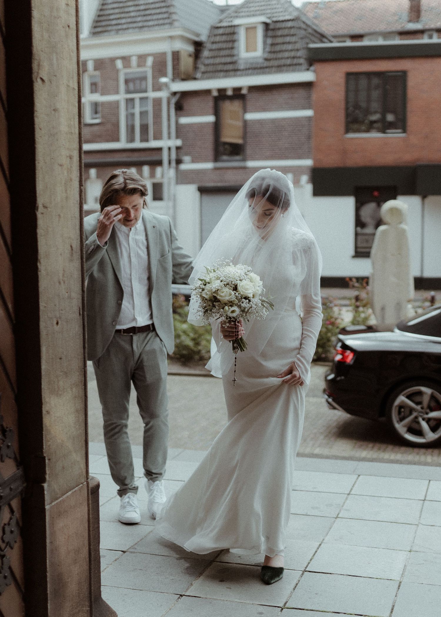 Intieme huwelijksceremonie met romantische sfeer en zacht licht gemaakt door trouwfotograaf Rochelli's fotografie in Almelo