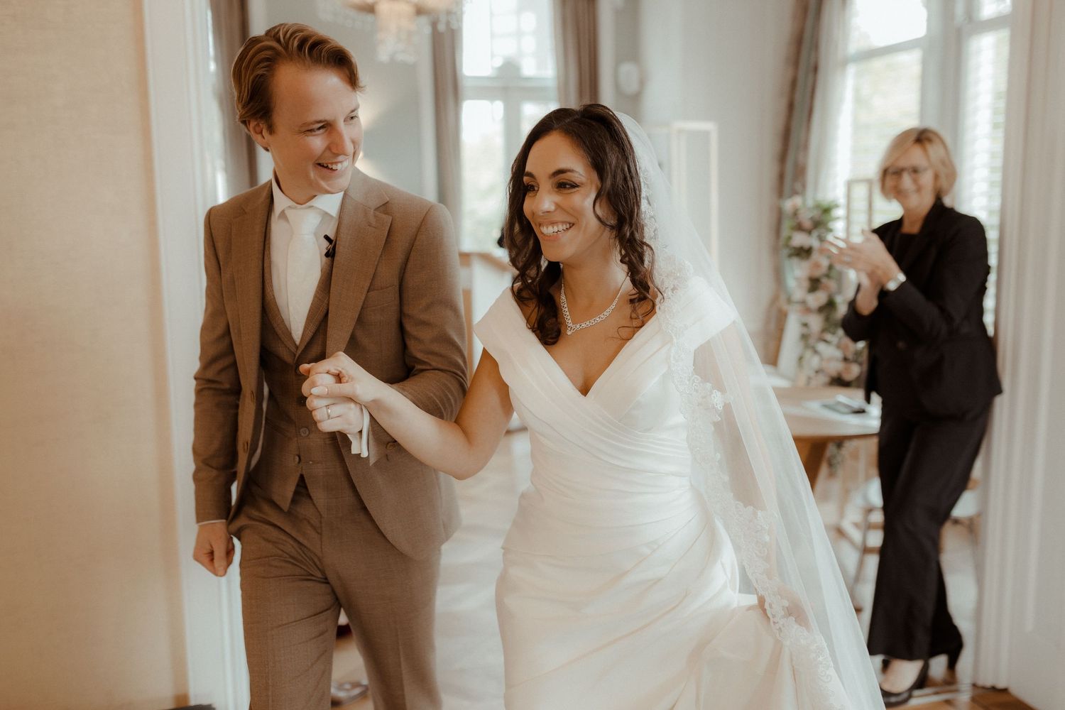 Trouwfotografie door Rochelli’s Fotografie in Almelo met romantische en spontane momenten