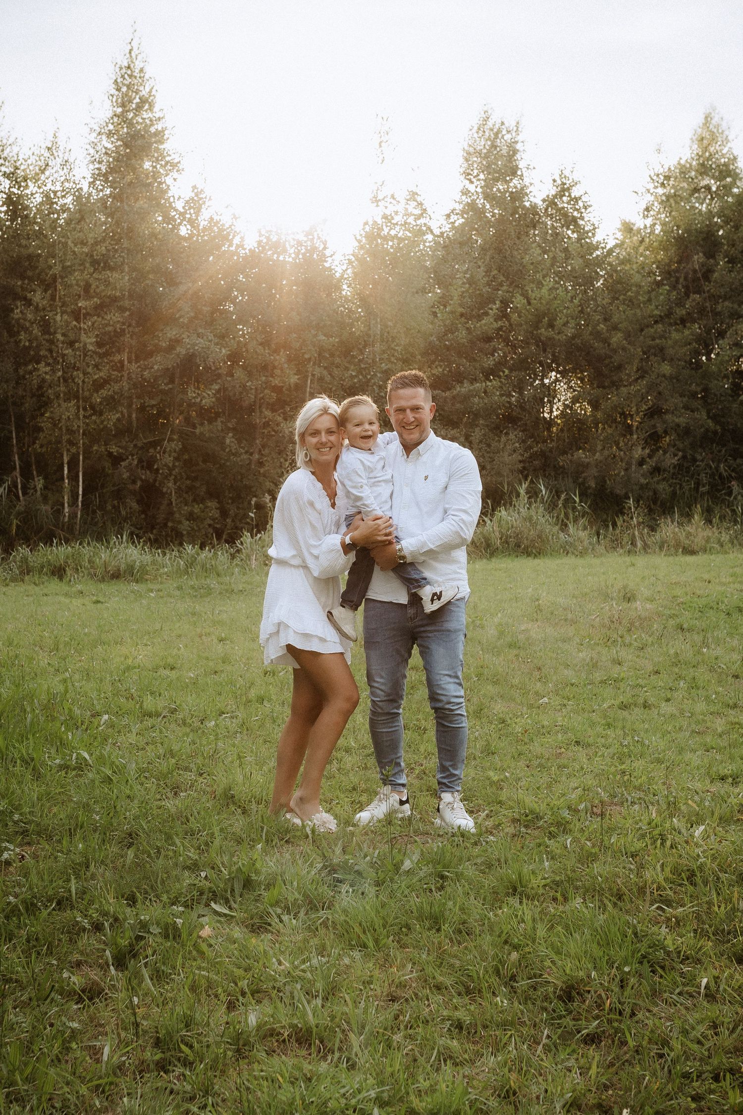 Portret van een gezin bij zonsondergang – lifestyle familiefotografie Almelo