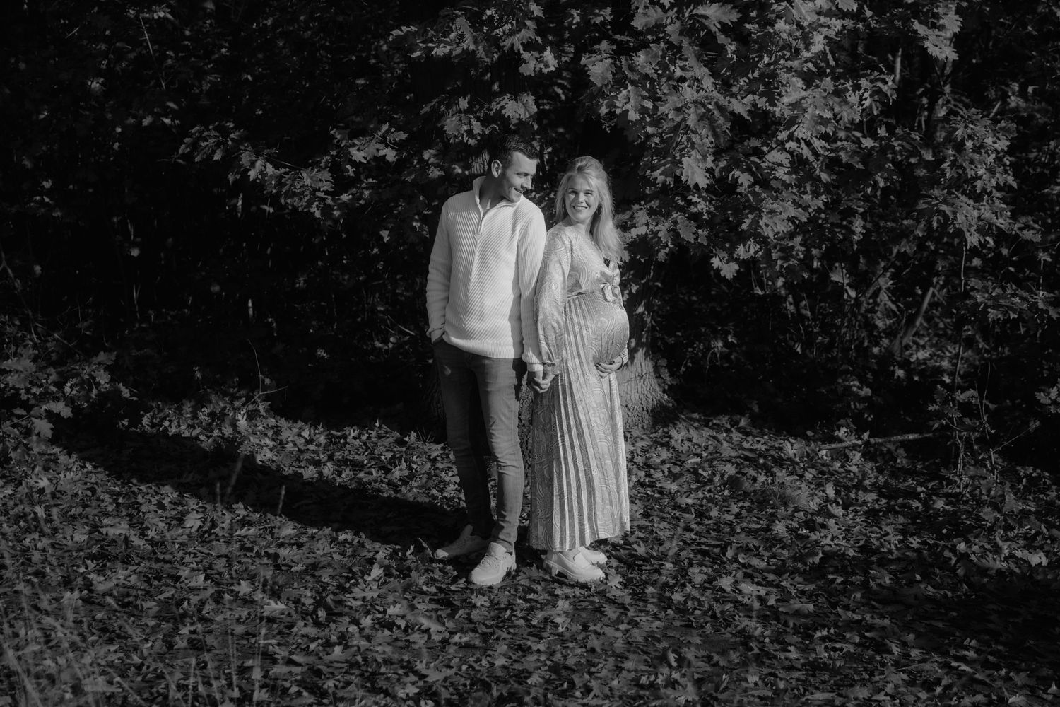 Zwangerschapsfotografie Almelo – liefdevolle babybuikshoot in natuurlijke stijl. Mommy to be shoot Almelo, Zwangerschapsshoot in Almelo