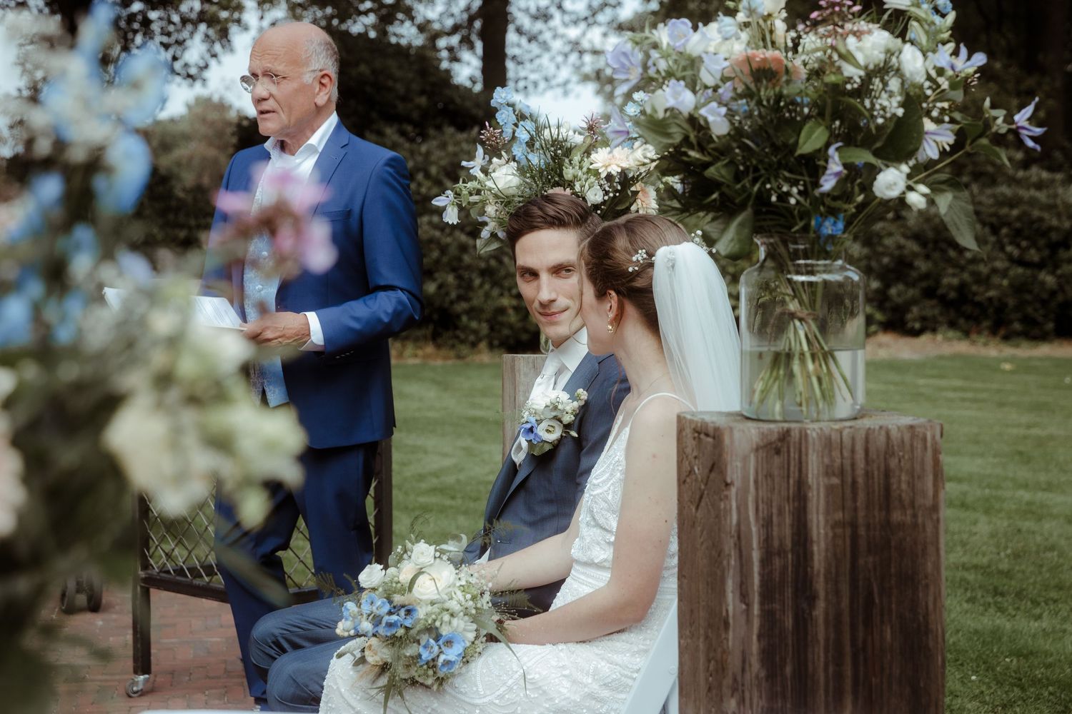 Bruidegom kijkt met liefdevolle blik naar bruid gemaakt door trouwfotograaf Rochelli's fotografie