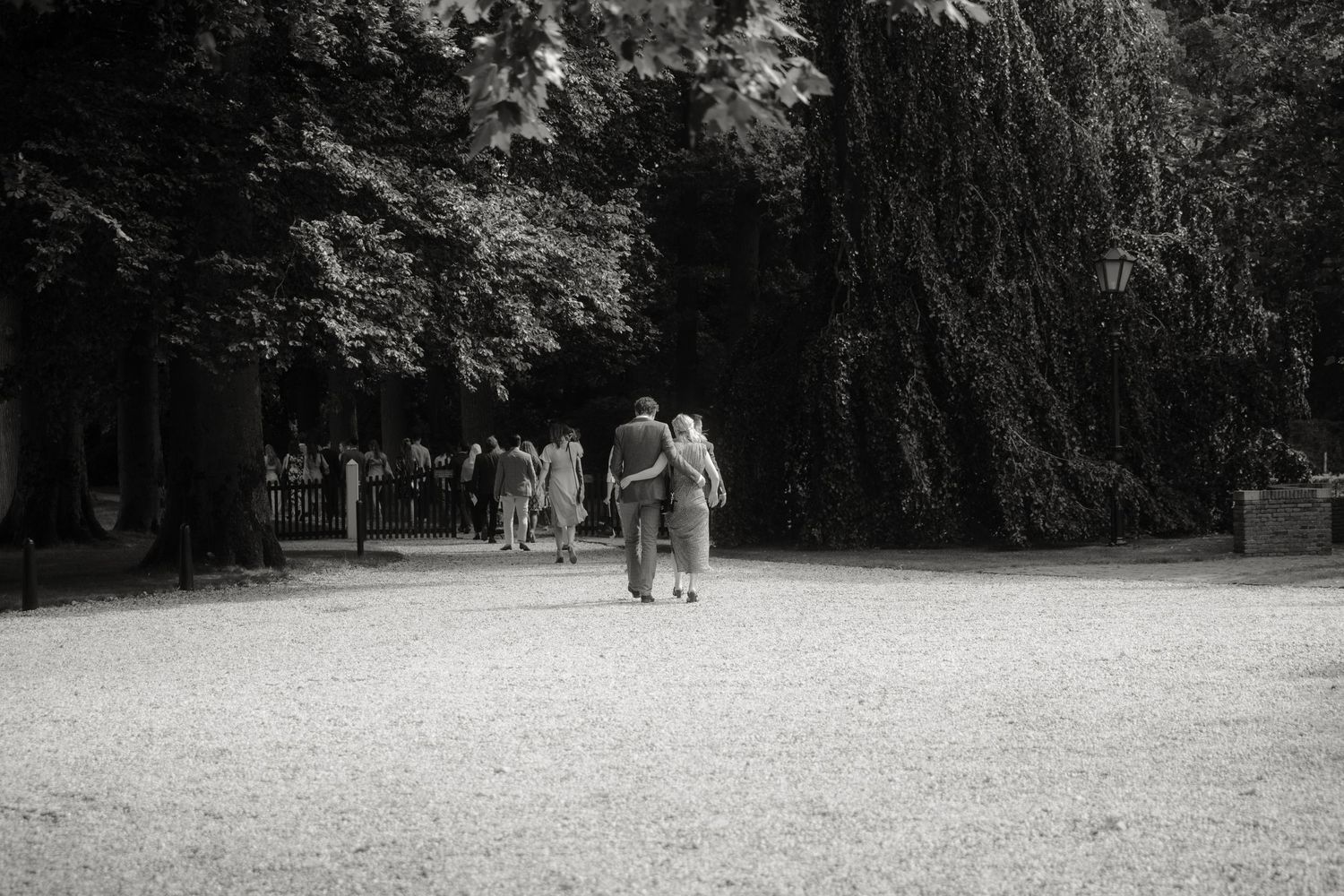 Daggasten lopen naar locatie van trouwceremonie gemaakt door trouwfotograaf Rochelli's fotografie
