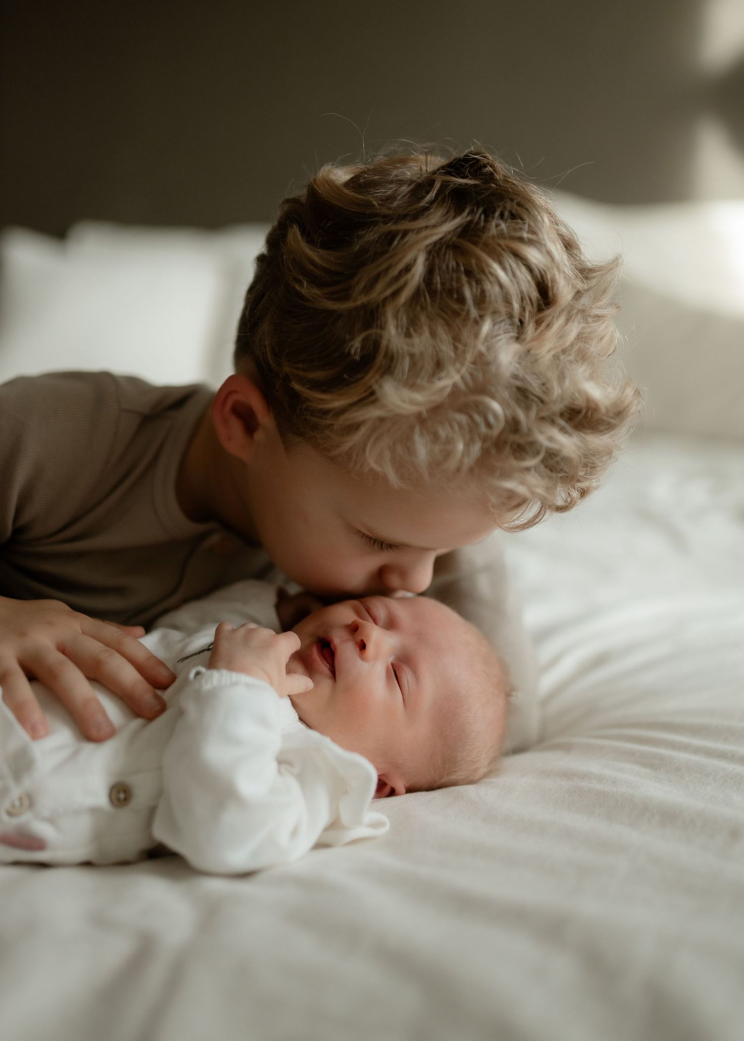 Newborn fotograaf Nederland – liefdevolle foto van pasgeboren baby