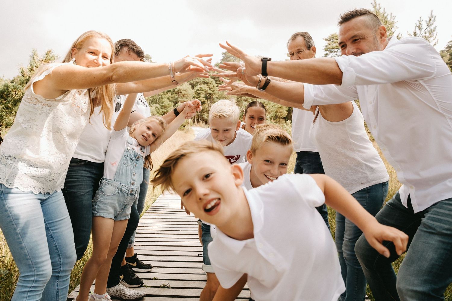 Spontane familiefoto in natuurlijke omgeving – Rochelli’s Fotografie Almelo