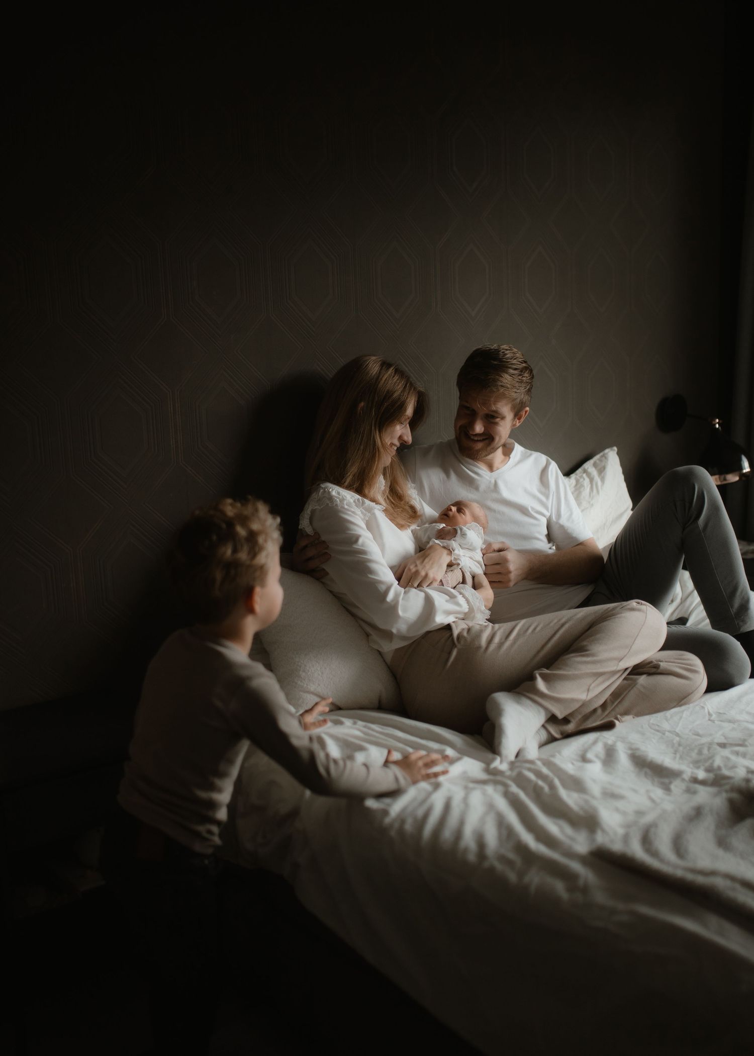 lifestyle newbornfotoshoot in Almelo in natuurlijk licht newbornshoot in huis
