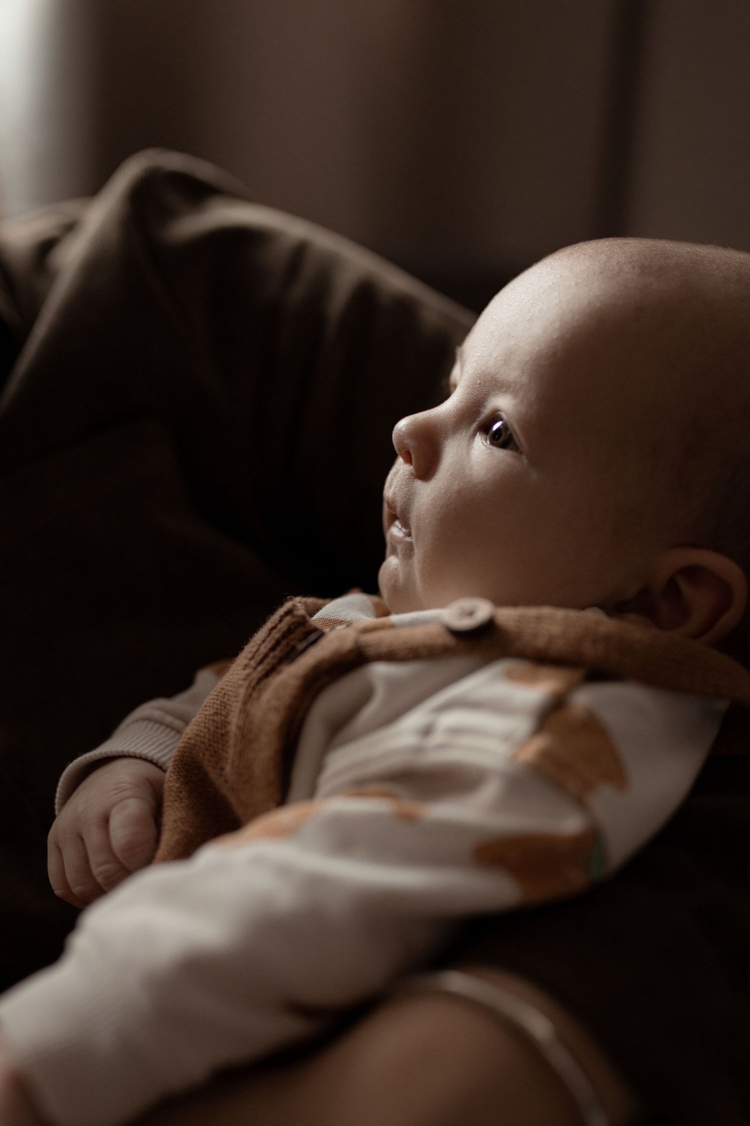 Newborn fotoshoot van pasgeboren baby in rustige, warme setting