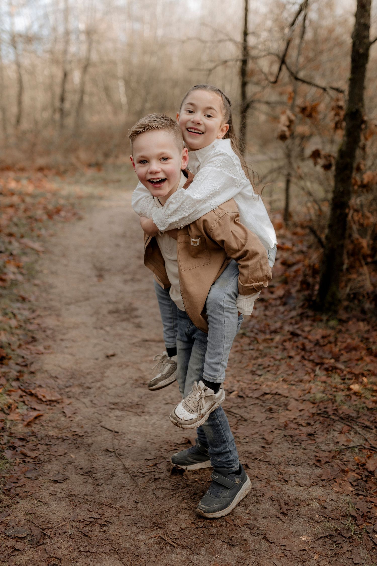 Kinderen knuffelend op familiefoto – Rochelli’s Fotografie Almelo