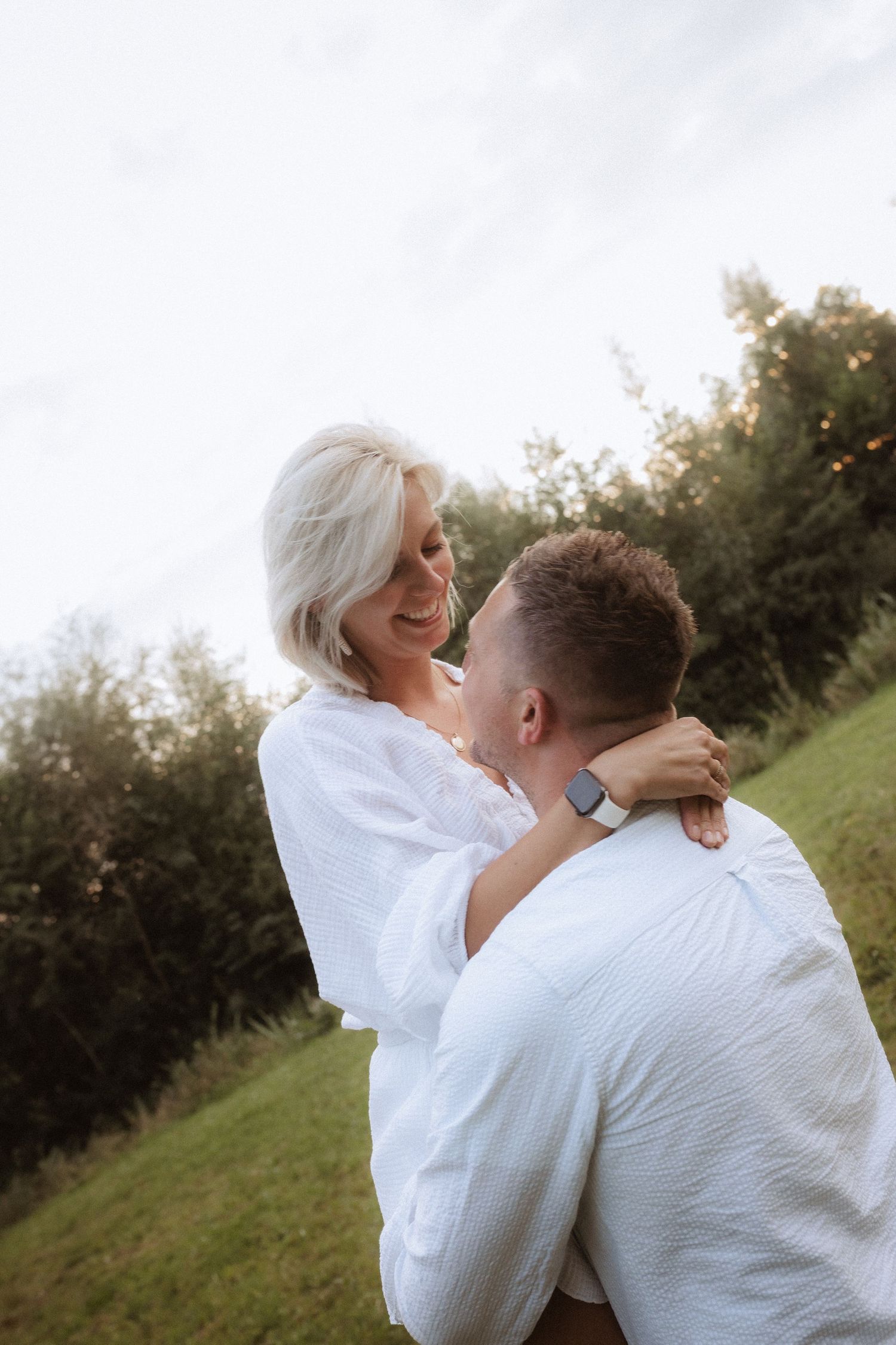 Coupleshoot Almelo spontane en liefdevolle fotoshoot in de natuur, Loveshoot in Twente, intieme momenten en echte connectie vastgelegd.