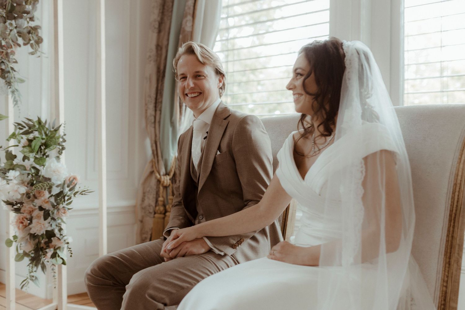 Intieme trouwfoto met emotie en liefde gefotografeerd in Almelo