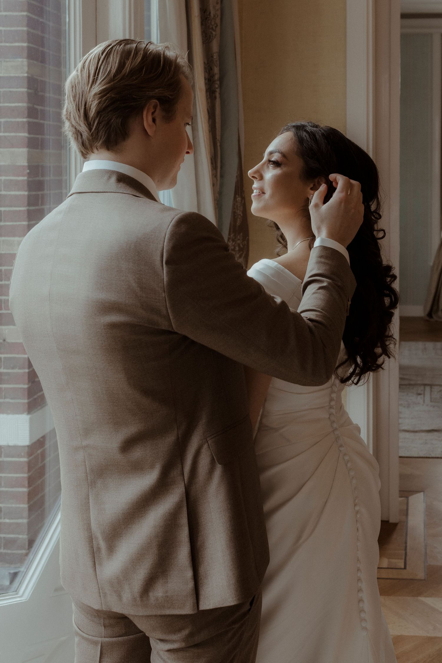 Romantische trouwfotograaf met natuurlijke en spontane stijl door trouwfotograaf Rochelli’s Fotografie