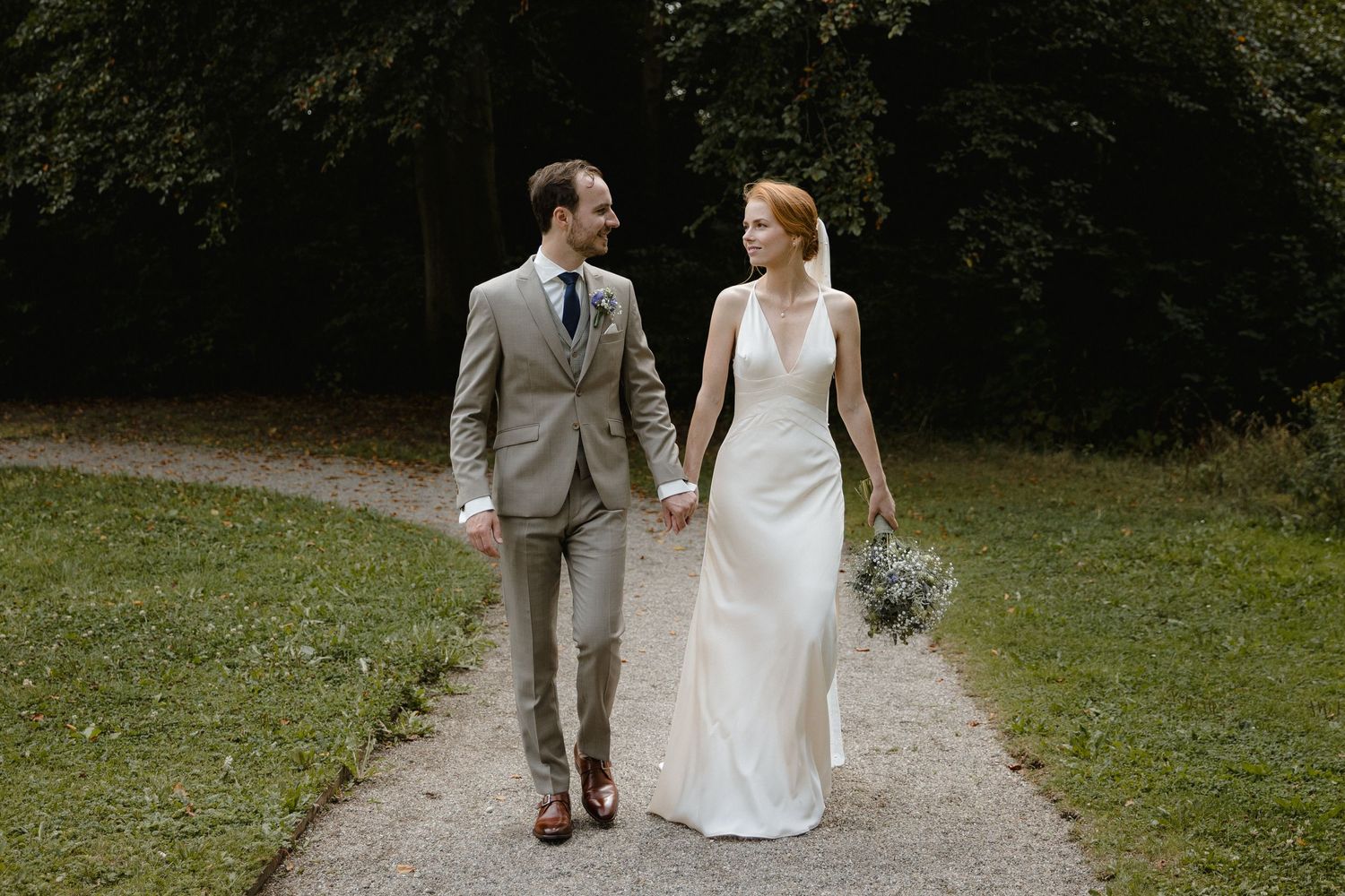 Intieme trouwfoto met emotie en liefde gefotografeerd in Almelo