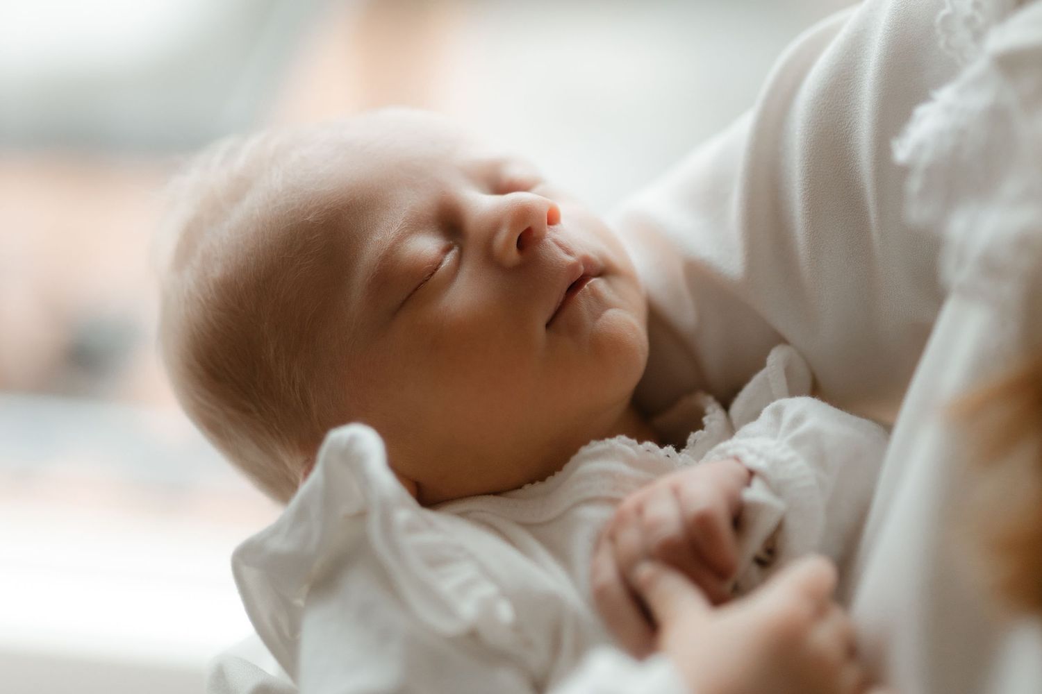 Intieme newbornfotografie – eerste momenten van een pasgeboren baby met broer
