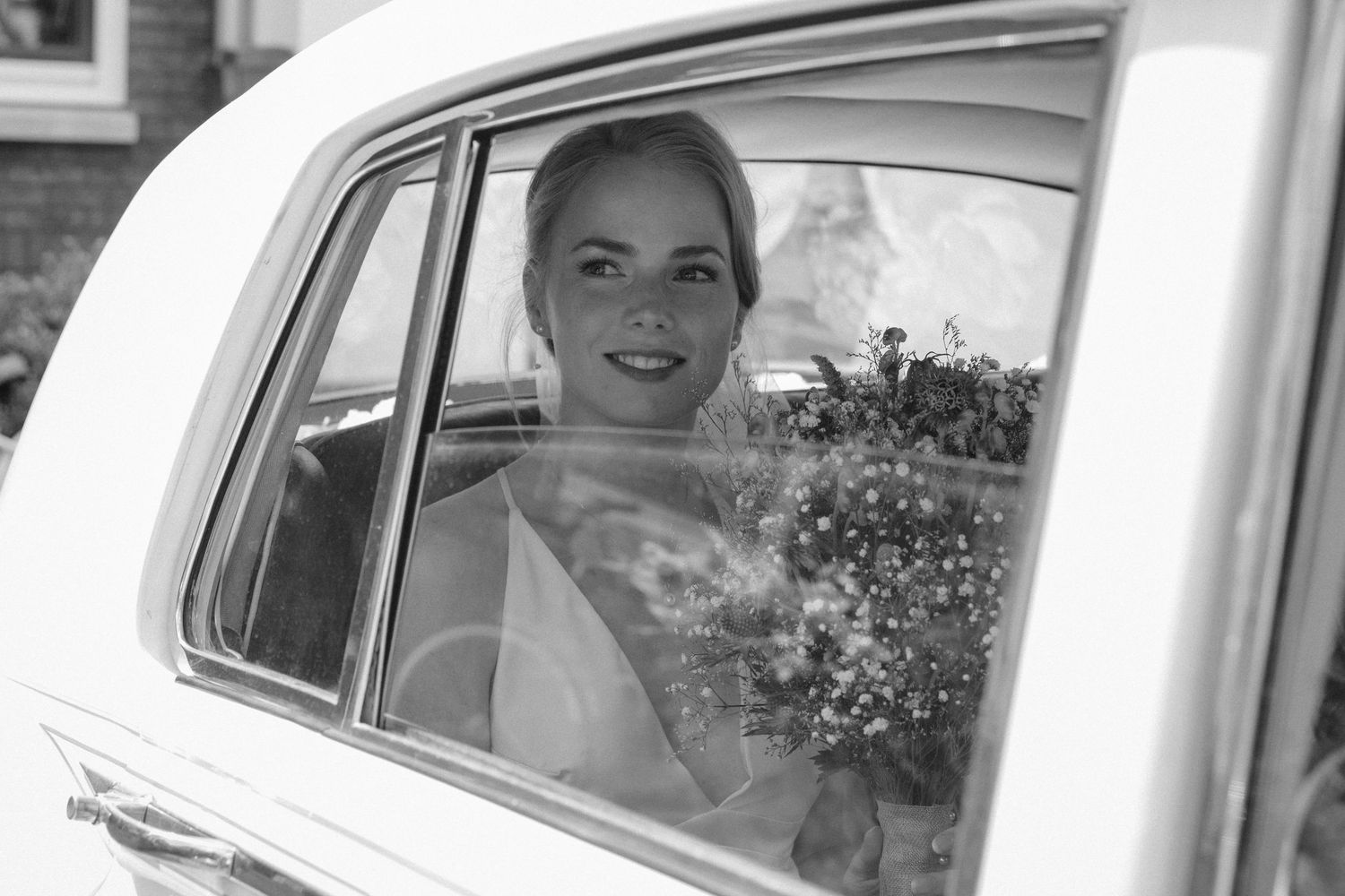 Professionele trouwfotograaf Almelo voor tijdloze trouwreportages vol liefde en sfeer gemaakt door Rochelli's fotografie