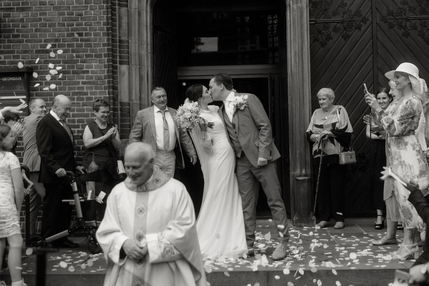Romantische trouwceremonie met pure emoties en liefdevolle details gemaakt door trouwfotograaf Rochelli's fotografie in Almelo
