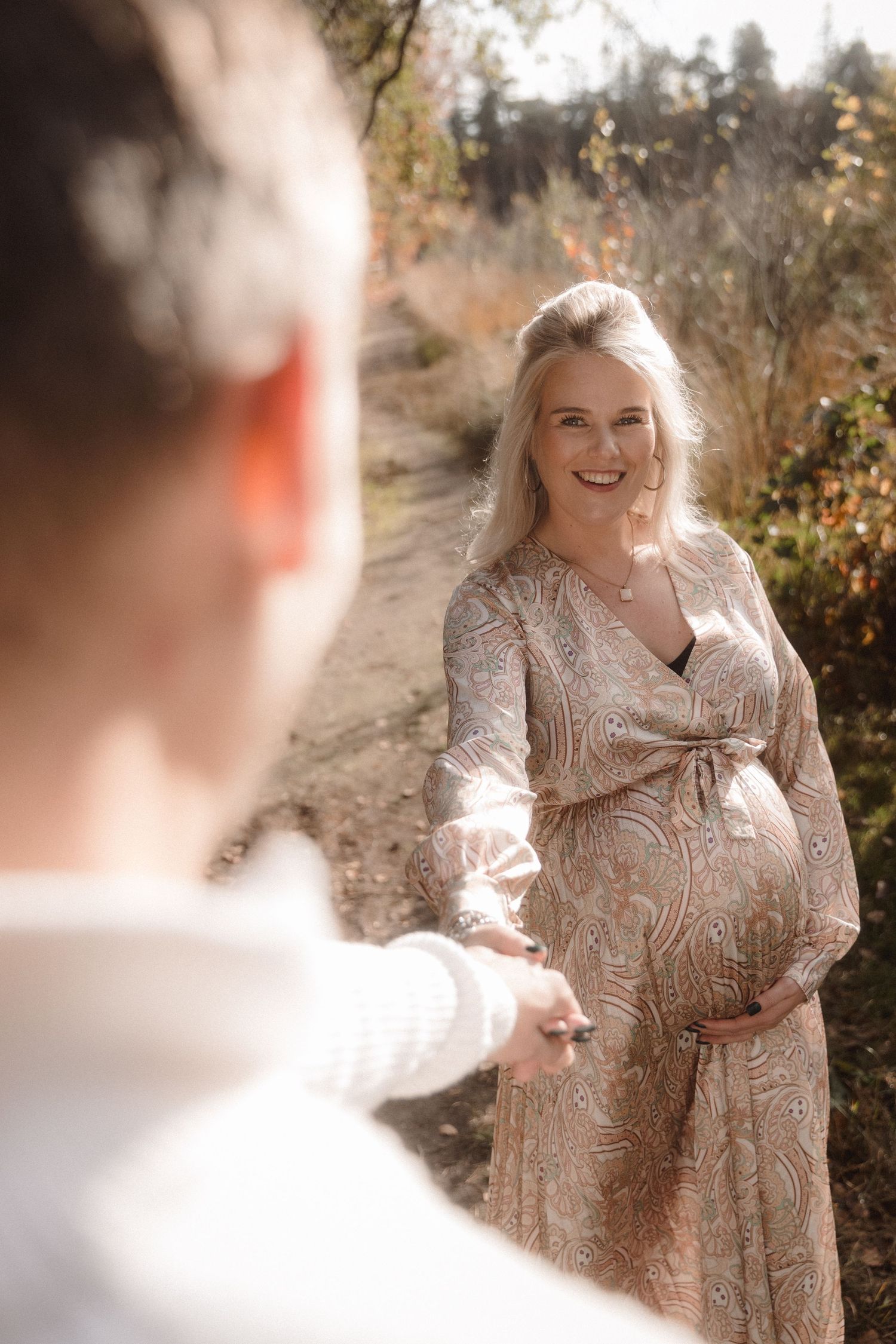 Zwangerschapsfotografie Almelo – liefdevolle babybuikshoot in natuurlijke stijl. Mommy to be shoot Almelo, Zwangerschapsshoot in Almelo