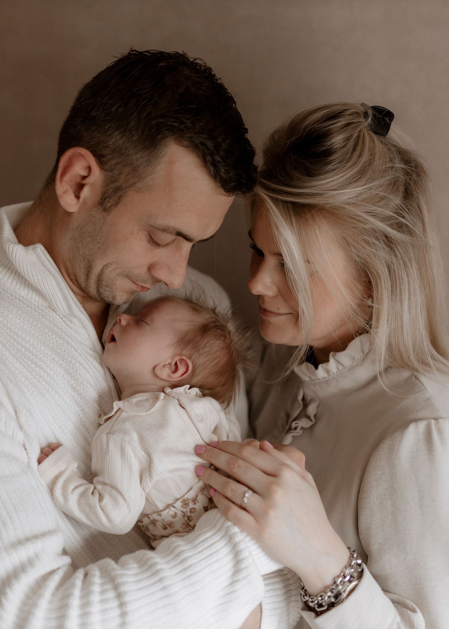 Newborn fotograaf Almelo, liefdevolle en zachte fotoshoot van je pasgeboren baby. Newborn shoot Almelo, Pasgeboren fotoshoot Almelo Baby