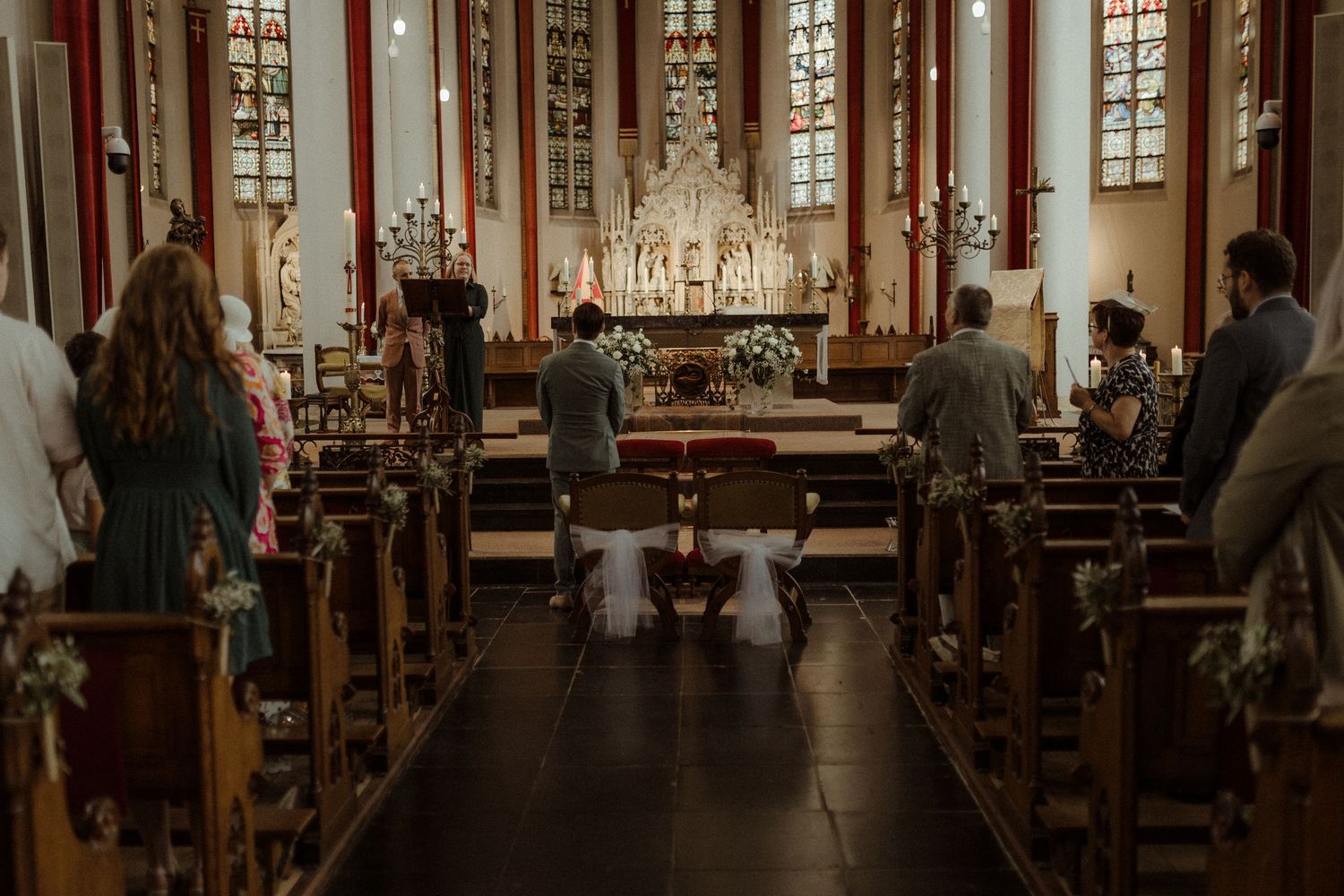 Intieme huwelijksceremonie met romantische sfeer en zacht licht gemaakt door trouwfotograaf Rochelli's fotografie in Almelo