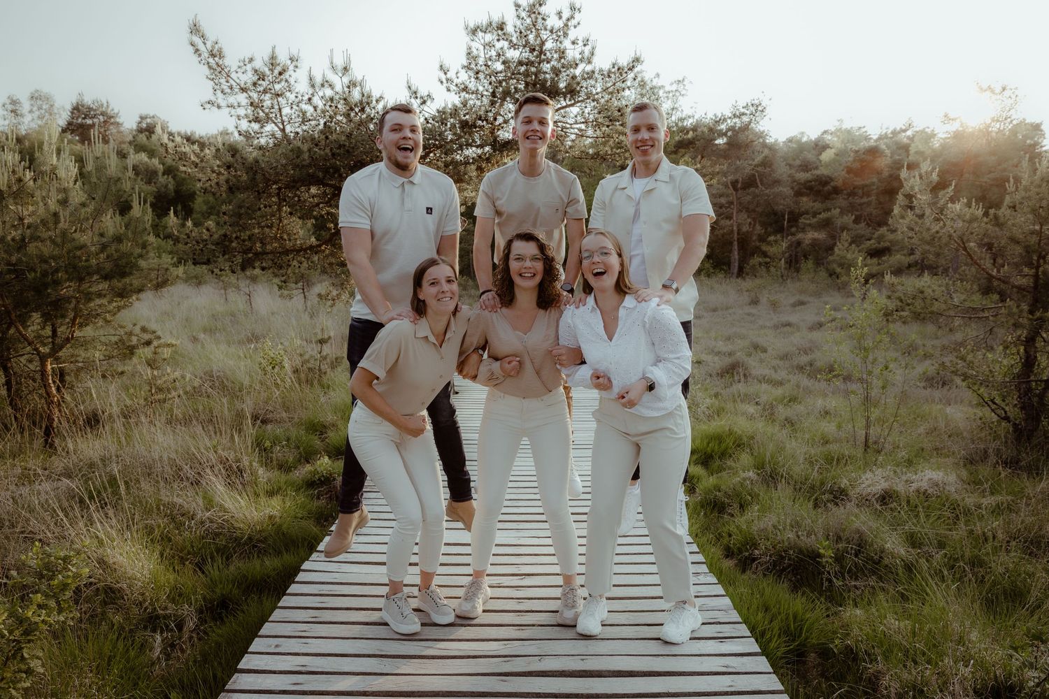 Gezin poserend – lifestyle familiefotografie Almelo