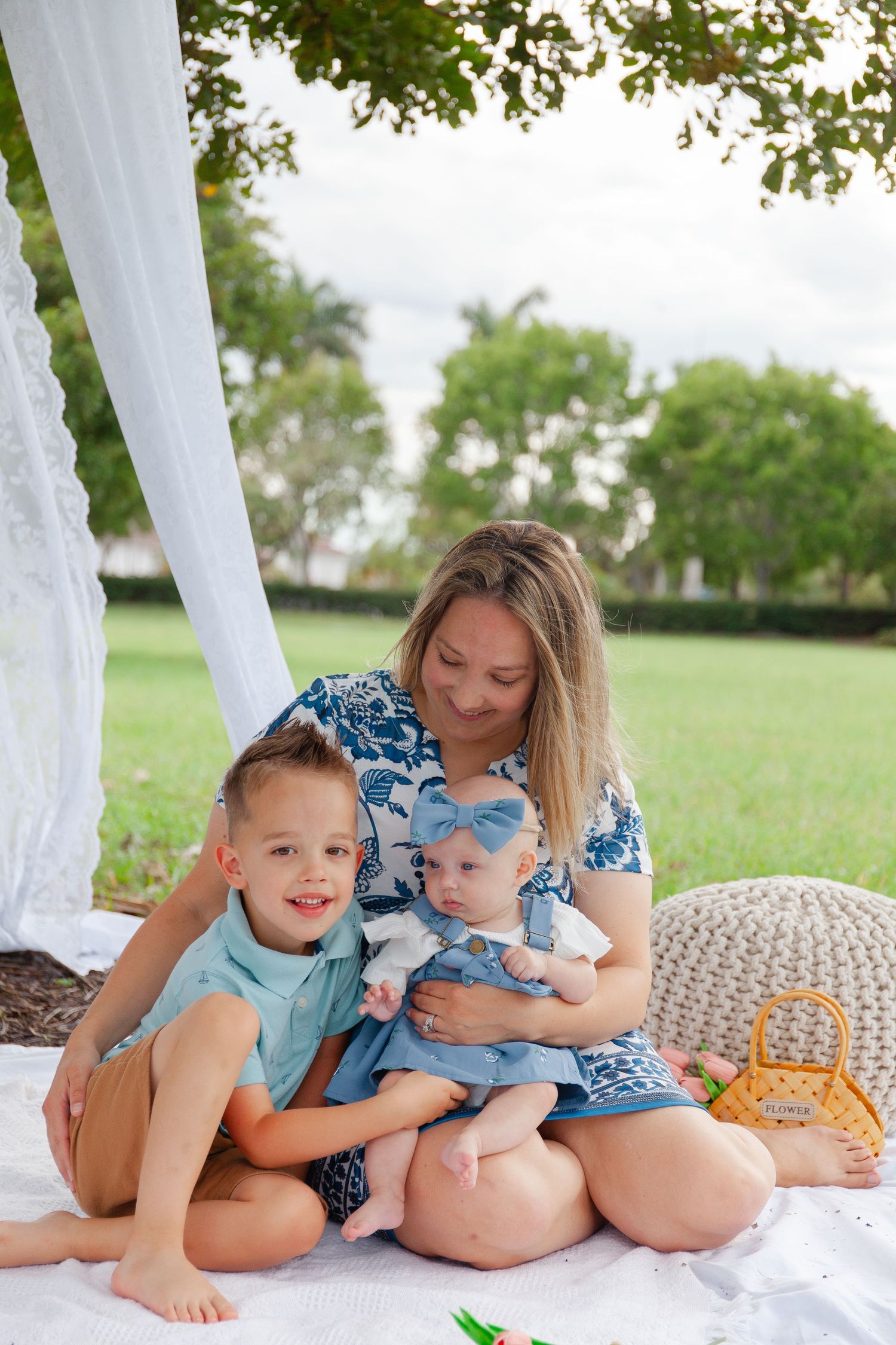 mommy and me photoshoot  white blanket open field