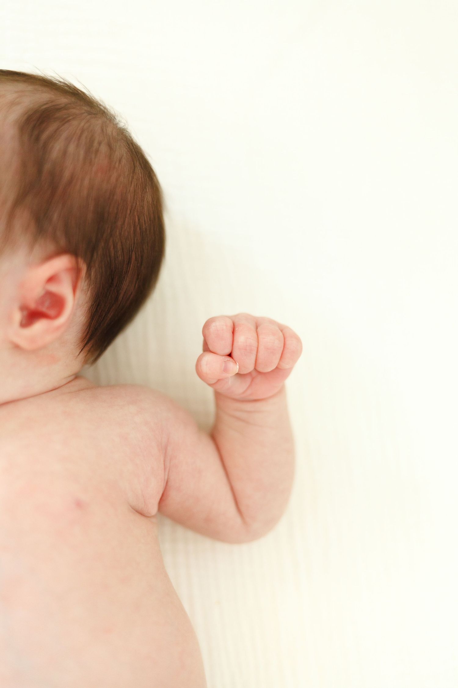 Newborn baby hands. newborn baby photoshoot in home