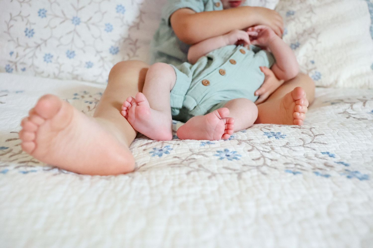 newborn baby detail photos in home newborn photoshoot