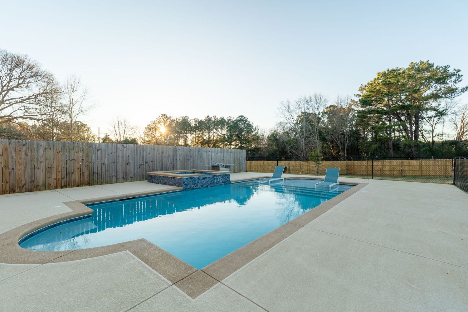 Gunite pool with tanning ledge and spa in Dothan.