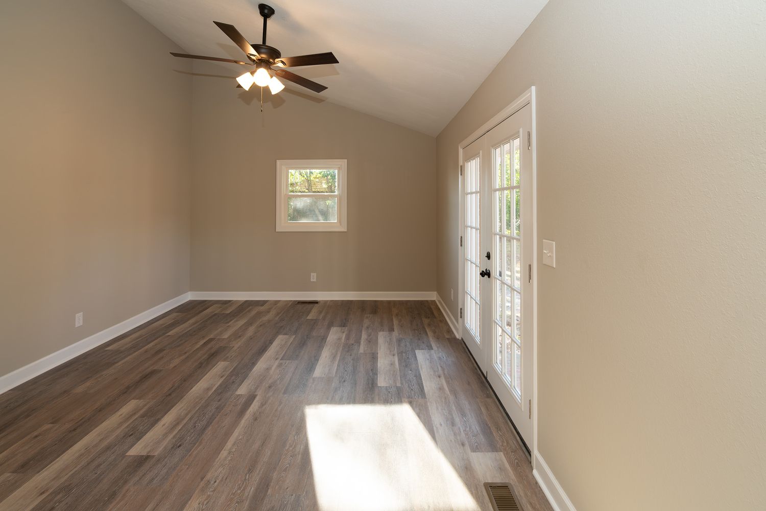 Flex room in Enterprise, Alabama leading to fenced in back yard.