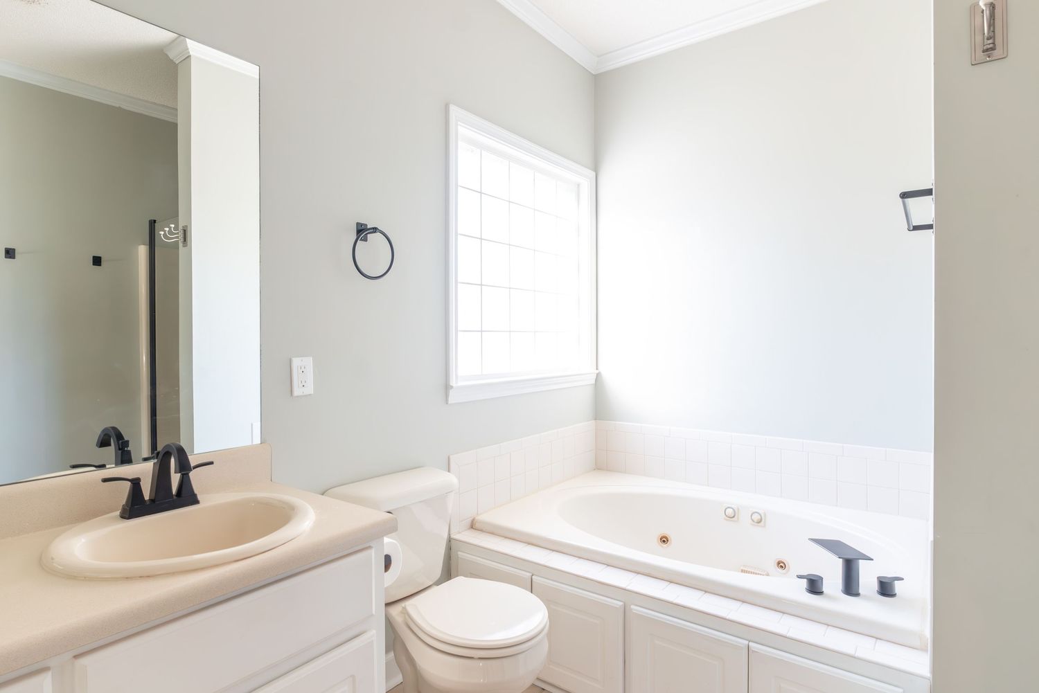 Large bathroom in Dothan home.