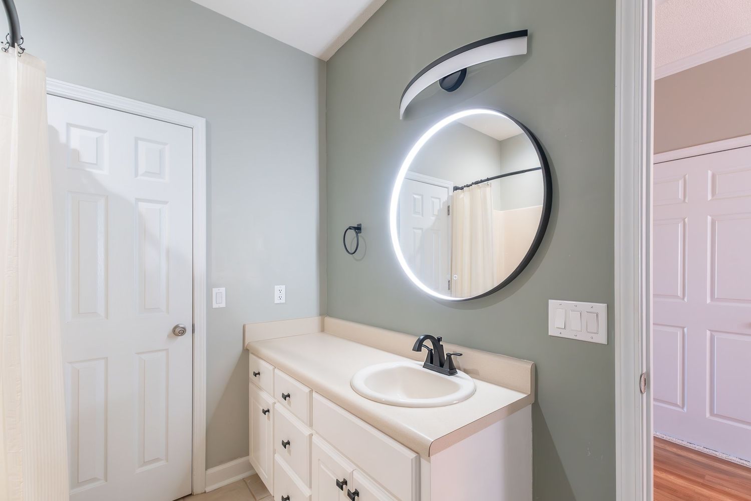 Bathroom in Dothan four bedroom house for sale with a saltwater swimming pool.