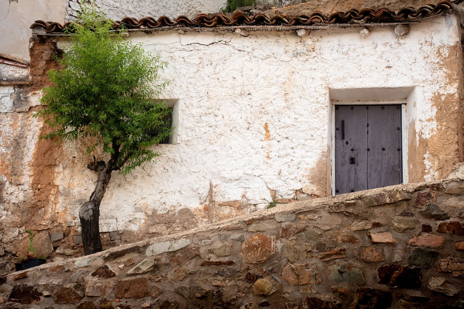 Side shot of a building on the side of a hill in Spain.