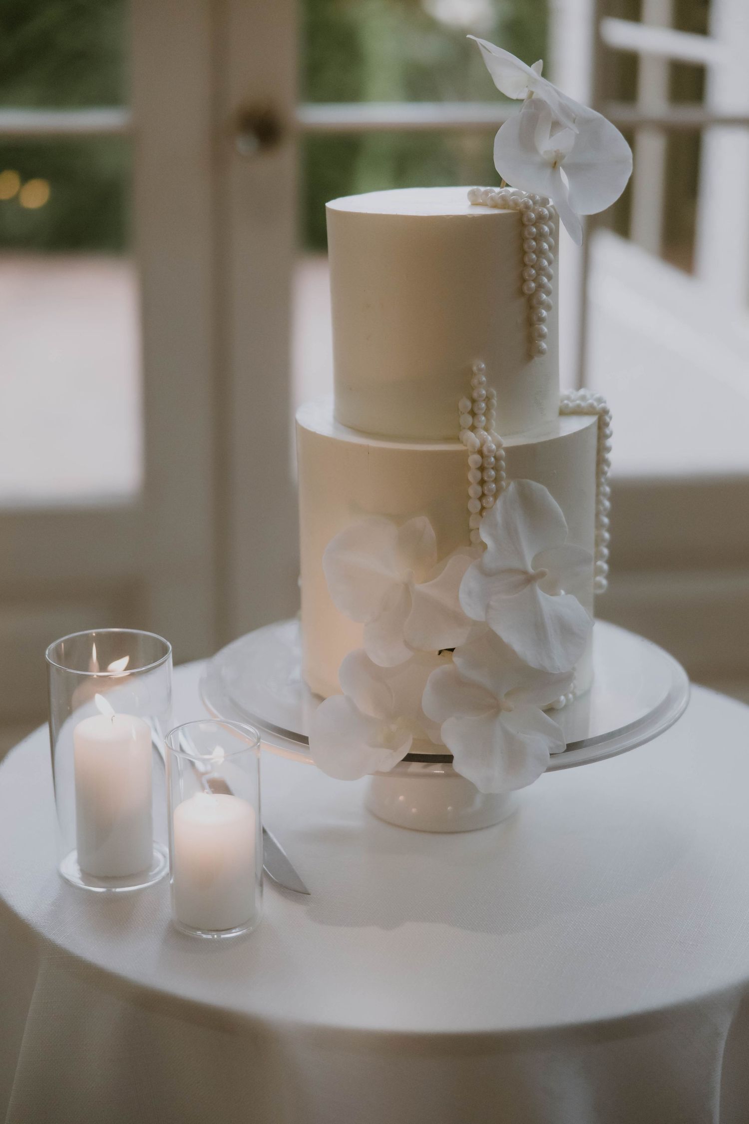 Editorial-style wedding photography for couples planning sophisticated celebrations at Queensland’s leading wedding venue ,wedding cake
