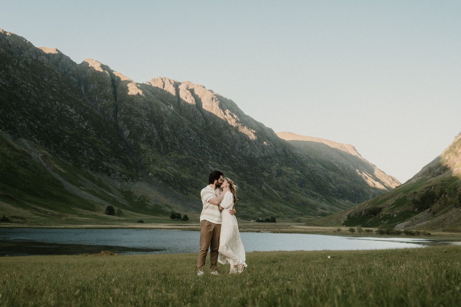 Sunset wedding photos in a stunning mountain valley with a lake.