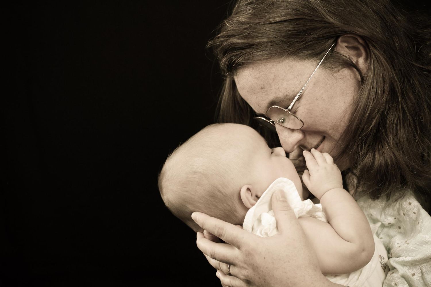 Séance photo nouveau-né et maman en studio à Montfort-sur-Meu par Anaïs Chollet, photographe naissance.