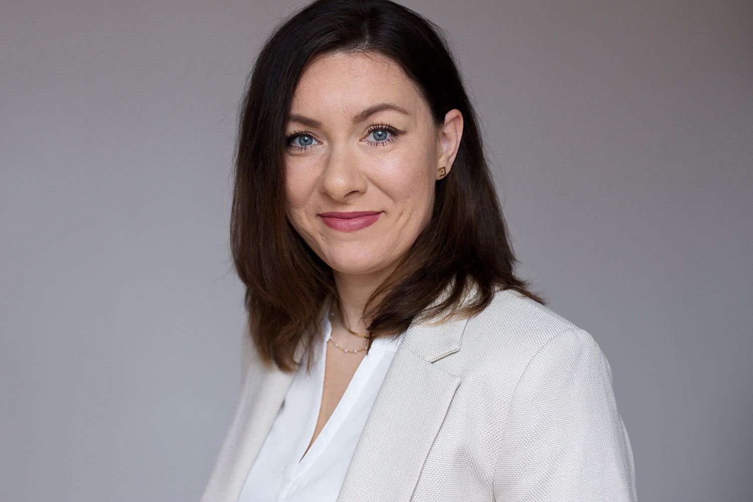 Bewerbungsbild-Bewerbungsfoto-Styling-Tipps-Outfit-Frauen-Portraitfotograf-Langenfeld-hell-Blazer
