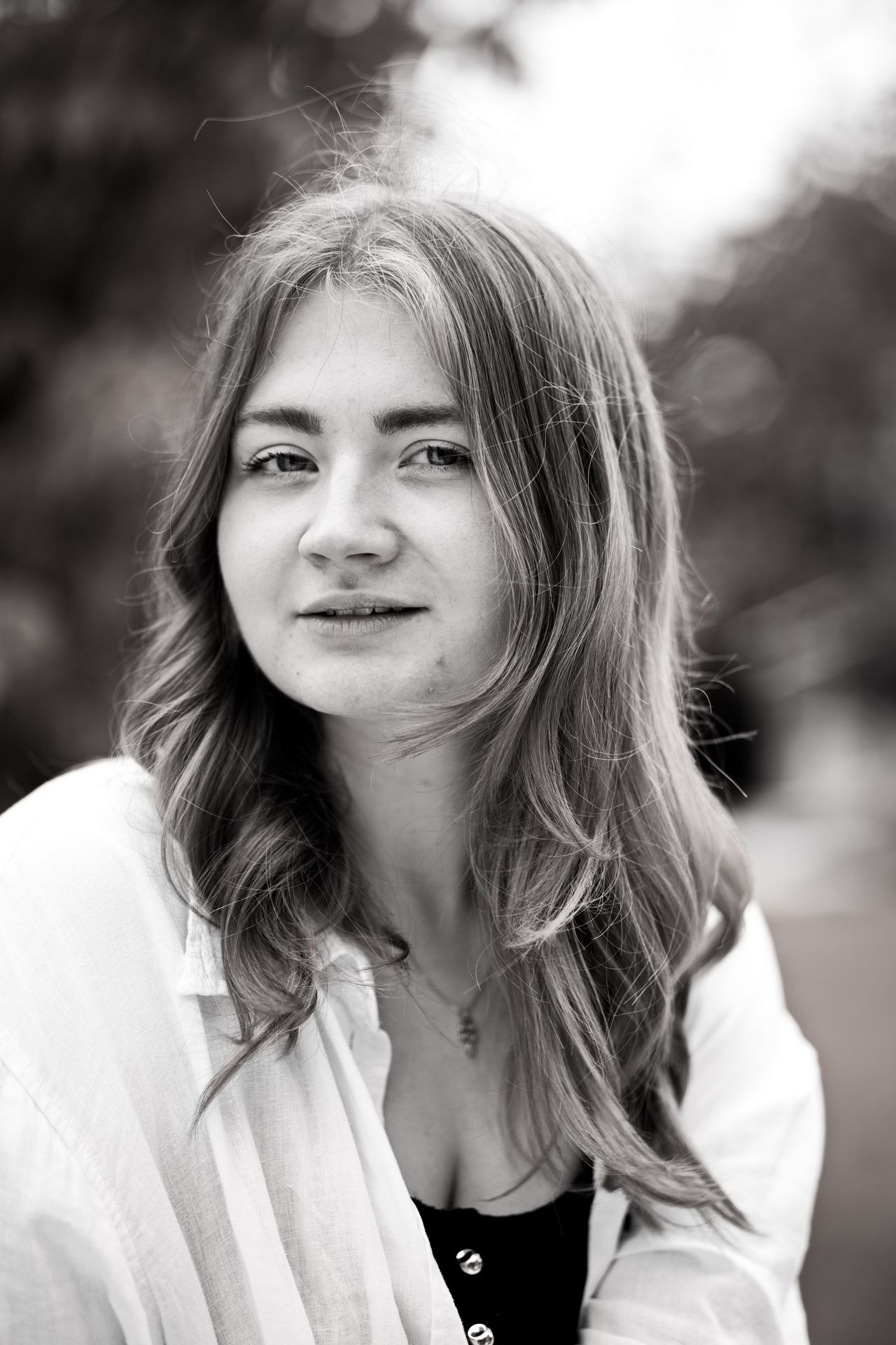 ausdrucksstarkes Portrait einer Frau in schwarz/weiß mit einem fokussierten Blick