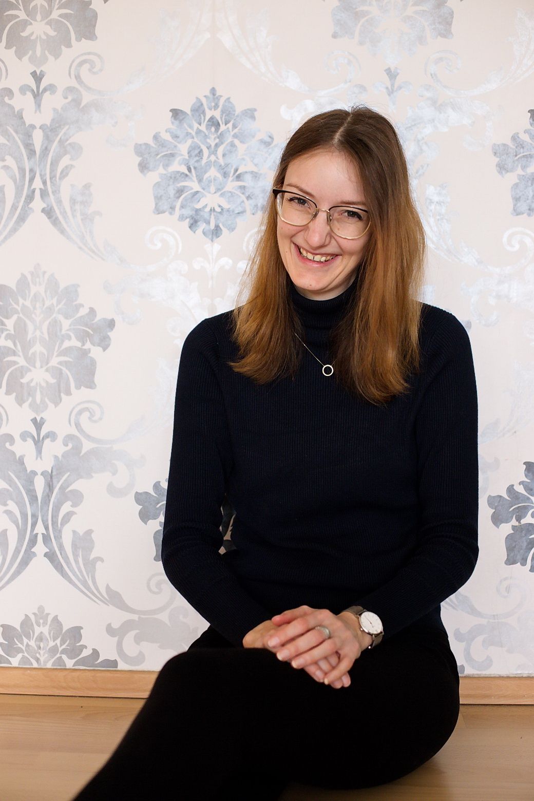Kuenstlerportrait-kuenstlerin-duesseldorf-Langenfeld-individuell-Portraitfotograf-portrait-zu-Hause-gemuetlich