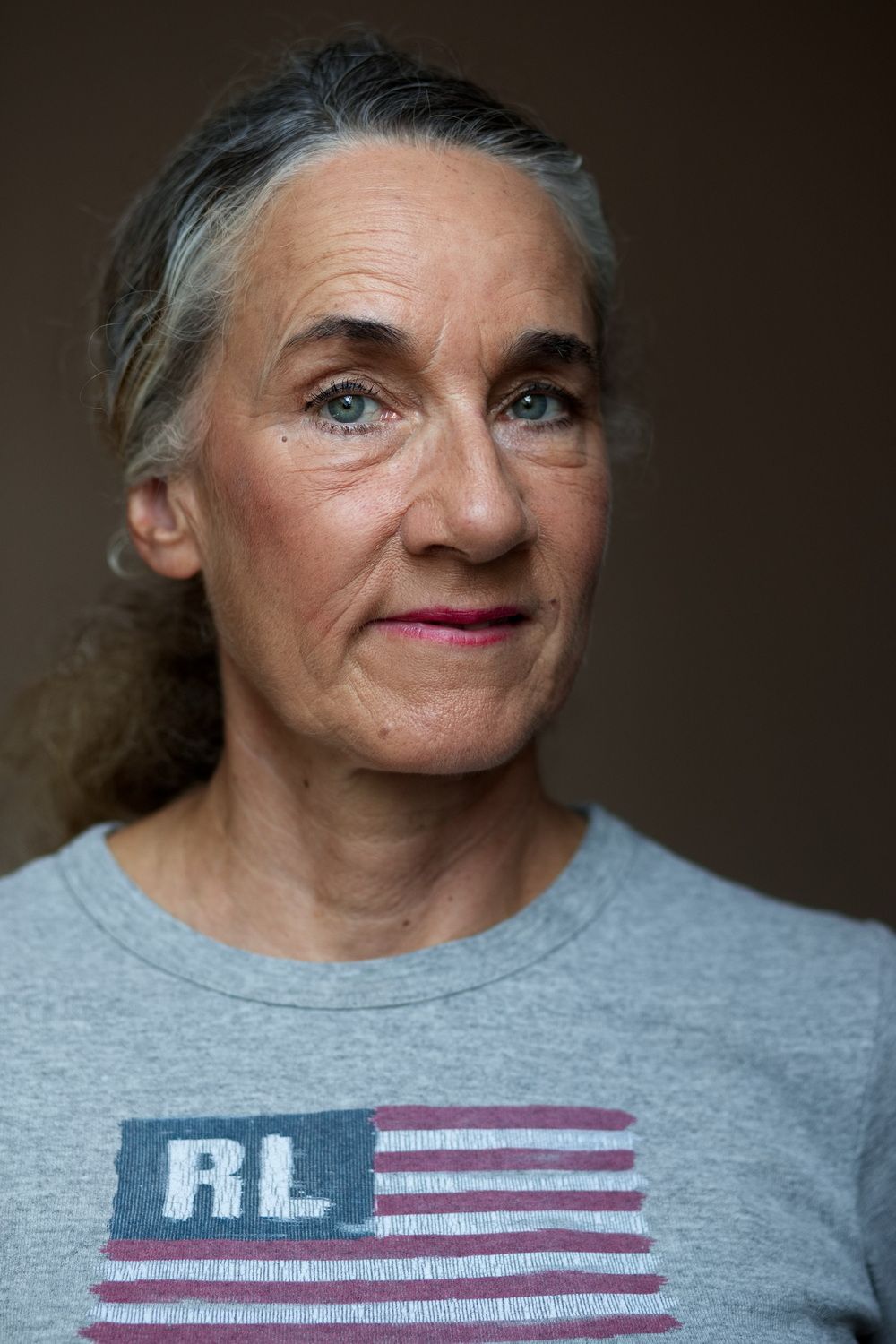 Portrait einer Frau mittleren alters, die leicht lächelnd in die Kamera blickt