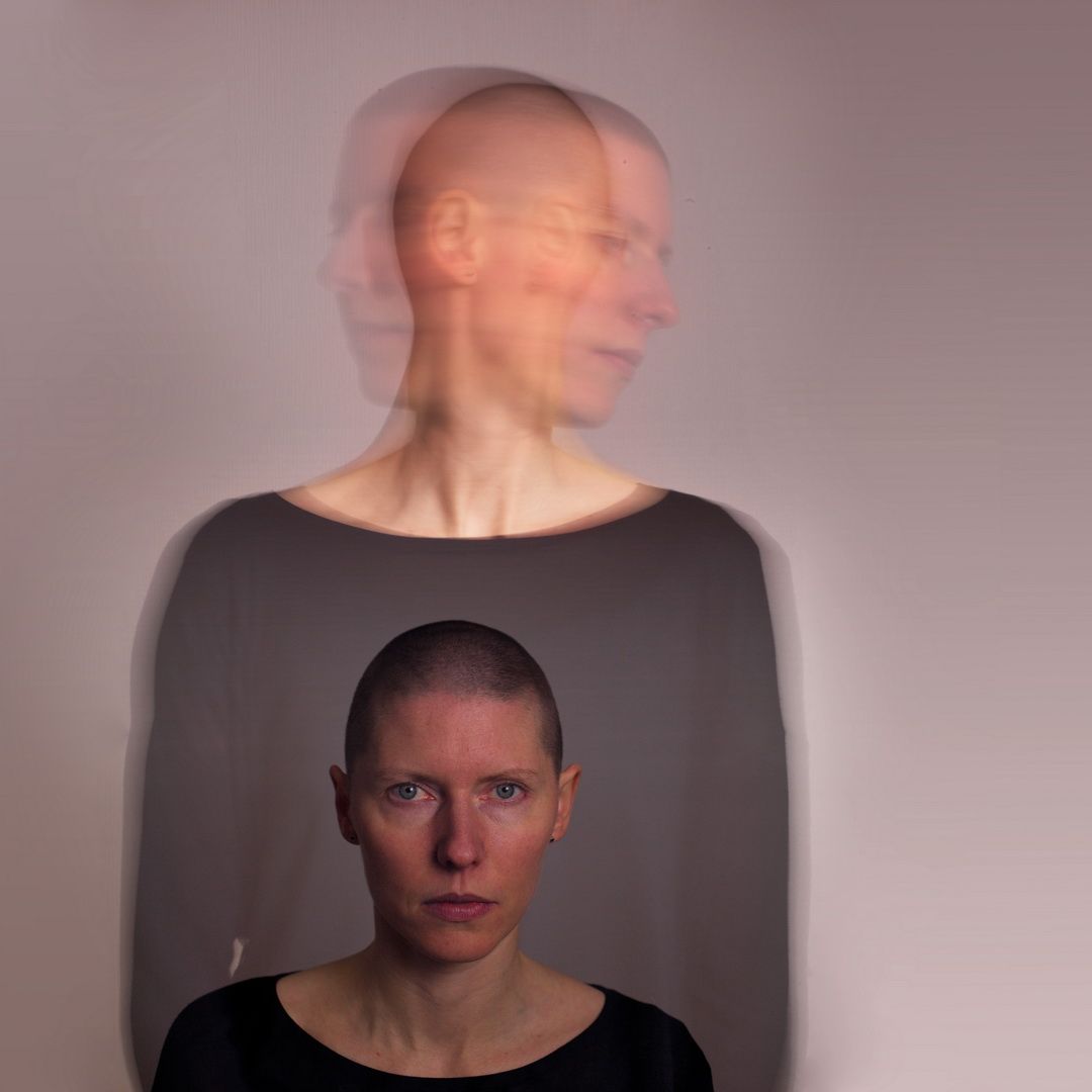 In der Doppelbelichtung zum Thema Dissoziation ist eine Frau mit kurzgeschorenen Haaren zu sehen.