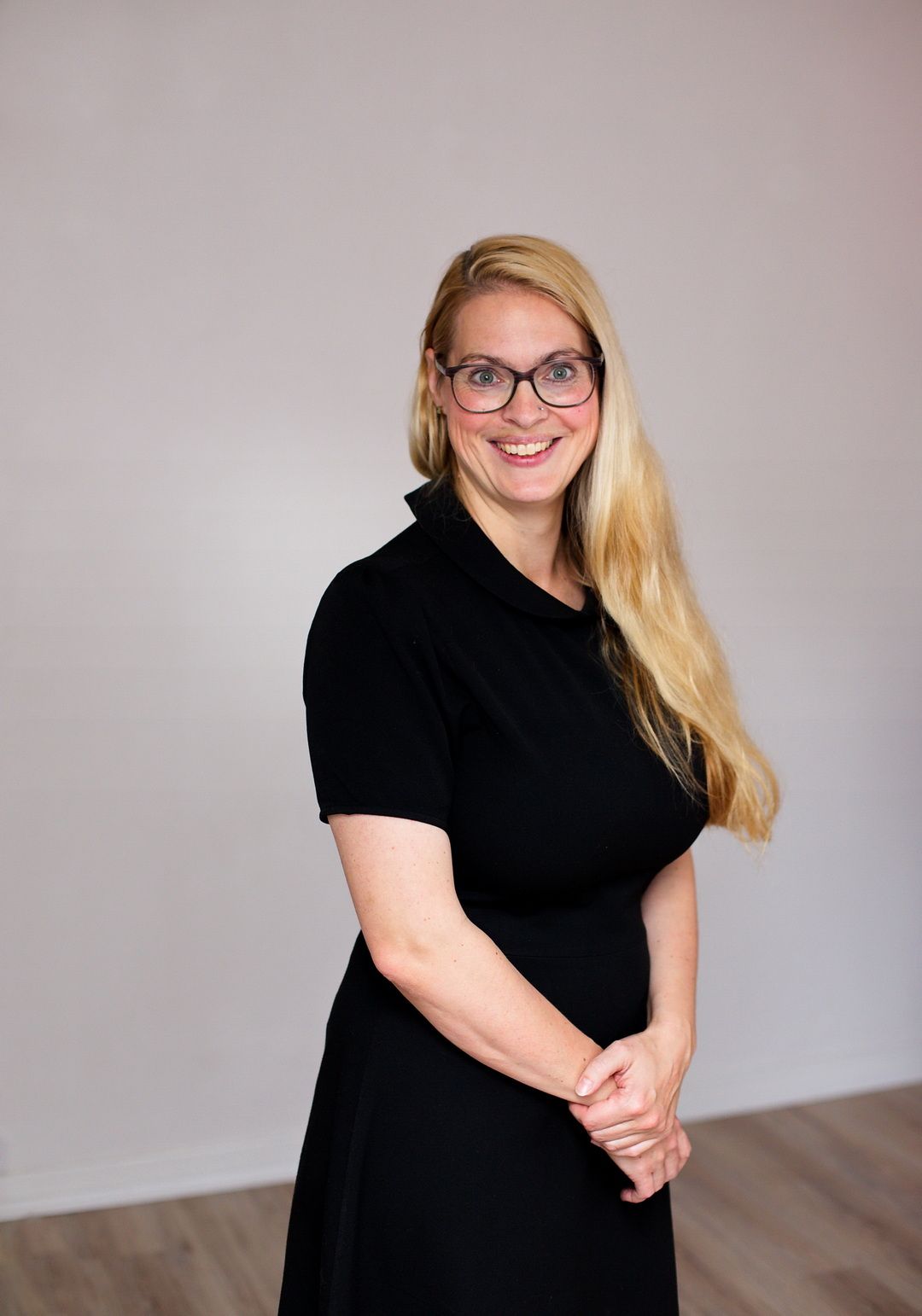 Bewerbungsbild-Bewerbungsfoto-Styling-Tipps-Outfit-Frauen-Portraitfotograf-Langenfeld-Frisur-Haare-Pose