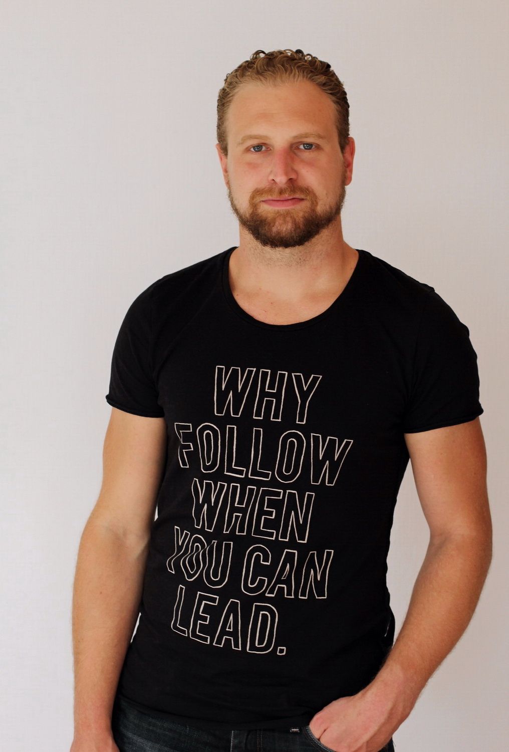 Portrait eines jungen Mannes mit einem schwarzen T-Shirt