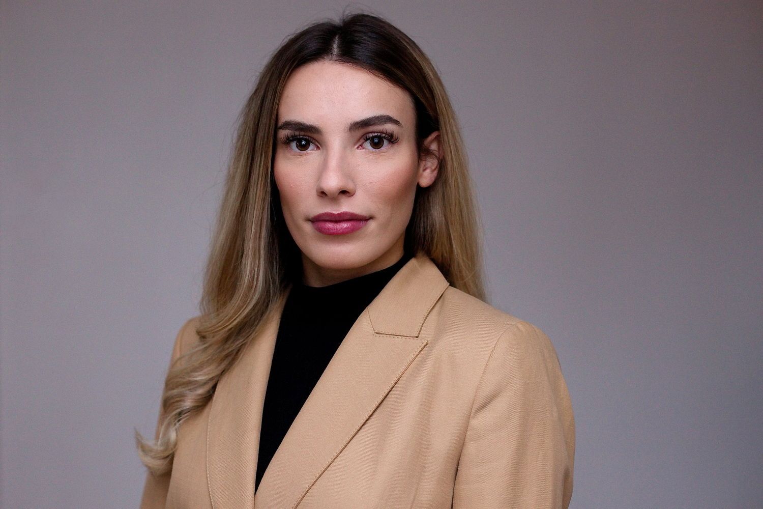 Bewerbungsbild-Bewerbungsfoto-Styling-Tipps-Outfit-Frauen-Portraitfotograf-Langenfeld-serioes-professionell-Businessport