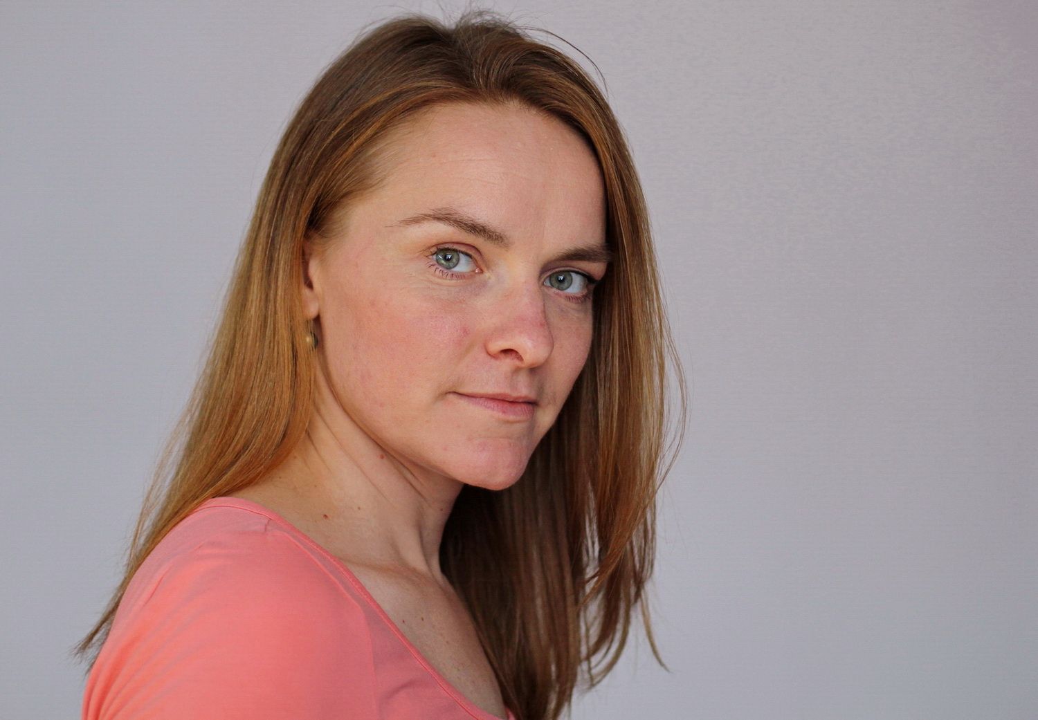 Portrait der Fotografin mit einem neutralen aber freundlichen Blick in die Kamera