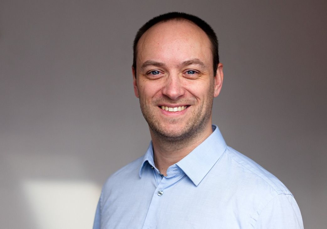 Portrait eines Mannes im Businesslook im hellblauen Hemd