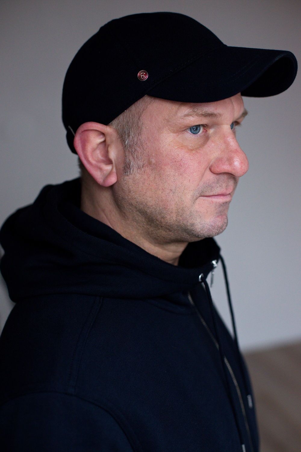 Portrait eines Mannes in einer Cappie und einem Blick zur Seite