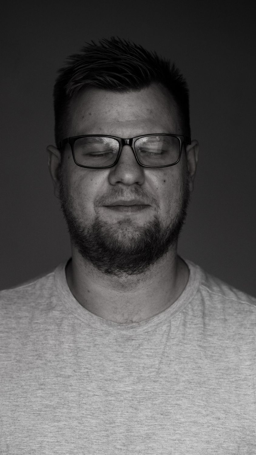 Portrait eines Mannes mit geschlossenen Augen