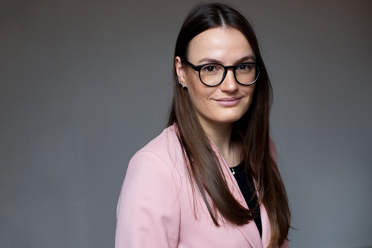 Bewerbungsbild-Bewerbungsfoto-Styling-Tipps-Outfit-Frauen-Portraitfotograf-Langenfeld-modern