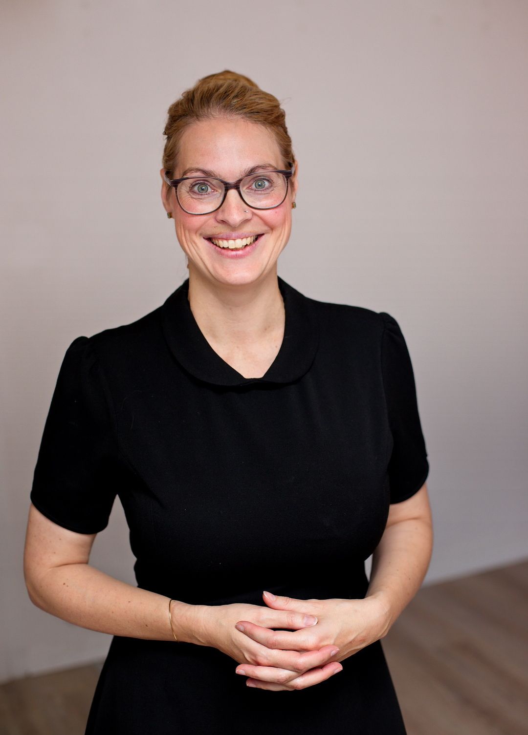 Bewerbungsbild-Bewerbungsfoto-Styling-Tipps-Outfit-Frauen-Portraitfotograf-Langenfeld-Frisur-Haare